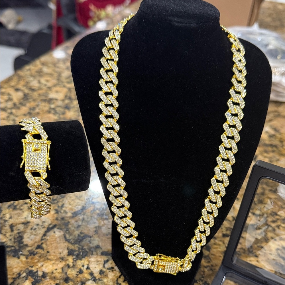 Luxurious Gold Women's Necklace and Bracelet Set